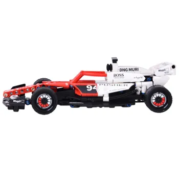 gumowe opony w modelu samochodu wyścigowego z klocków