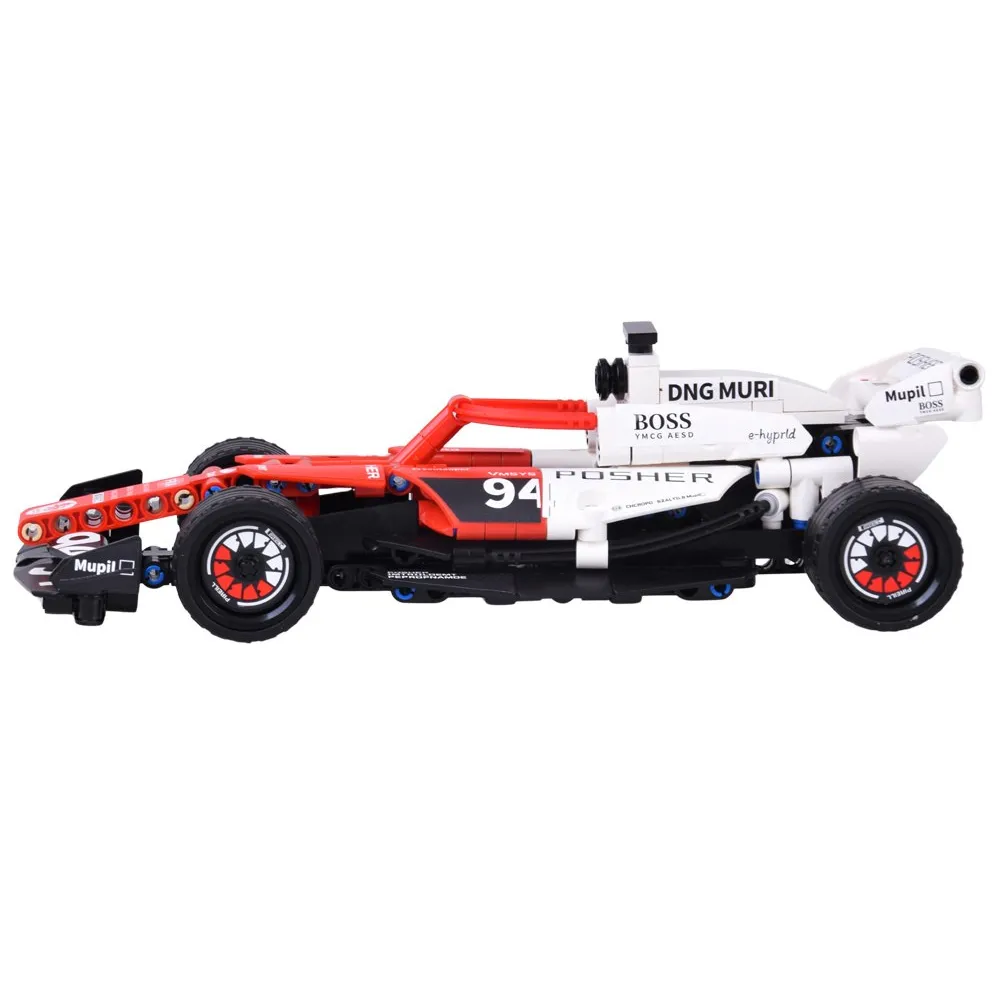 gumowe opony w modelu samochodu wyścigowego z klocków