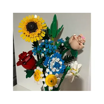 rozbudowana kompozycja kwiatowa z różnymi gatunkami kwiatów