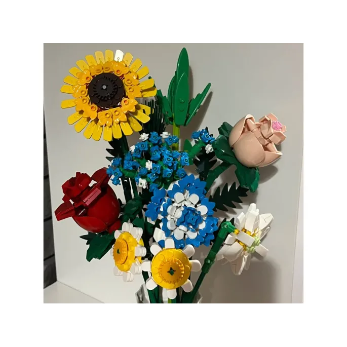 rozbudowana kompozycja kwiatowa z różnymi gatunkami kwiatów