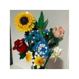 rozbudowana kompozycja kwiatowa z różnymi gatunkami kwiatów