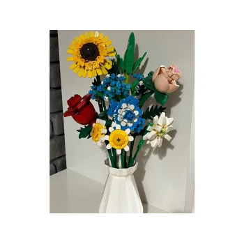 etap montażu bukietu z widocznymi płatkami i liśćmi