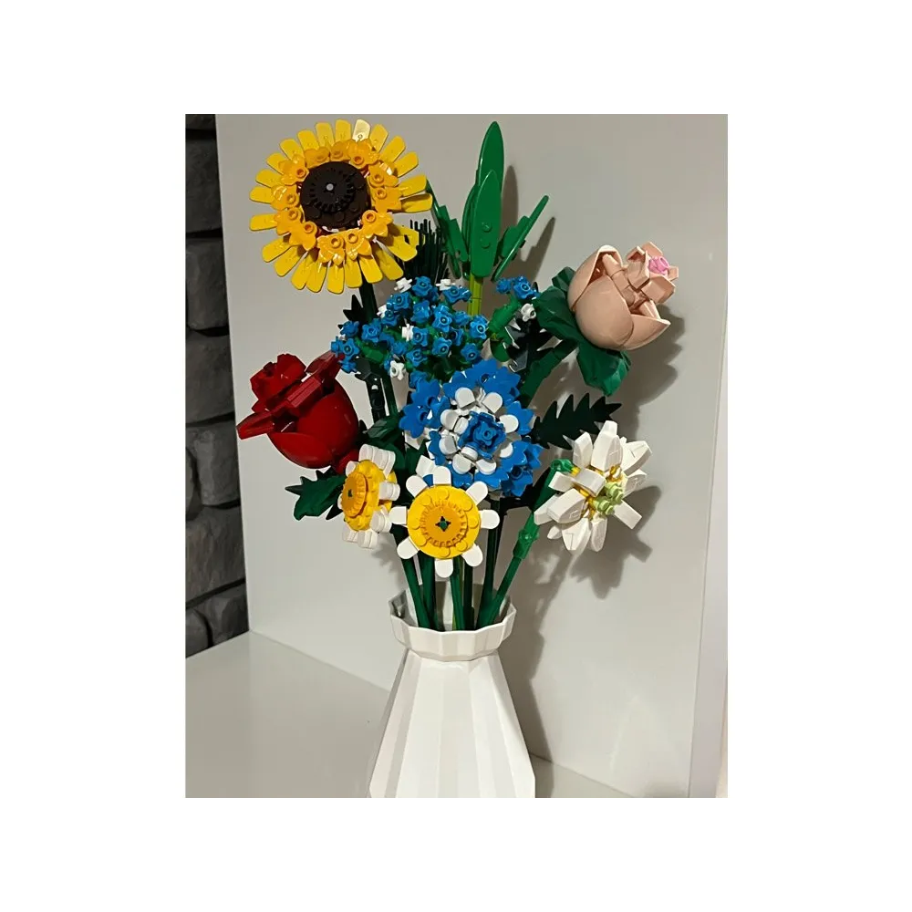 etap montażu bukietu z widocznymi płatkami i liśćmi