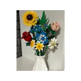 etap montażu bukietu z widocznymi płatkami i liśćmi