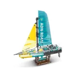 Model sportowej żaglówki złożony z 675 kolorowych elementów
