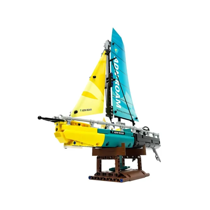 Klocki żółto-niebieskie przygotowane do złożenia łodzi żaglowej