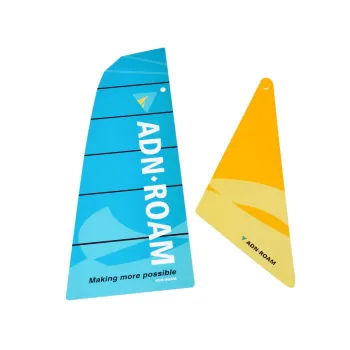 Jacht regatowy z ruchomymi żaglami i kierownicą z klocków