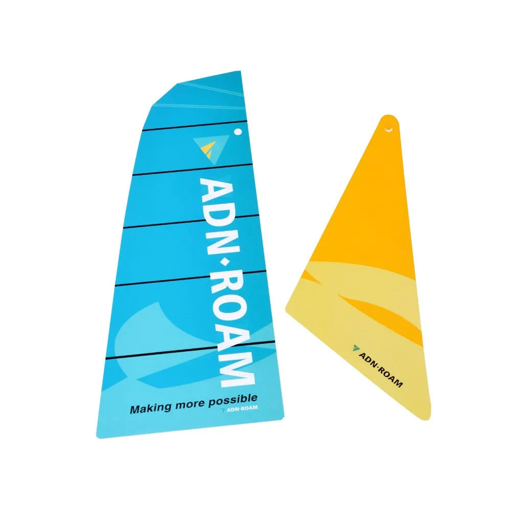 Jacht regatowy z ruchomymi żaglami i kierownicą z klocków