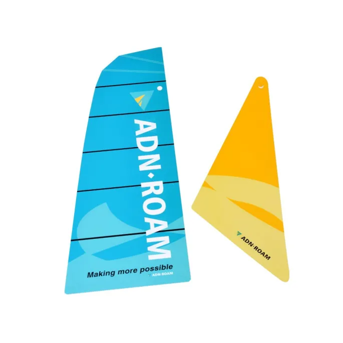 Jacht regatowy z ruchomymi żaglami i kierownicą z klocków