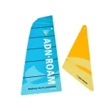 Jacht regatowy z ruchomymi żaglami i kierownicą z klocków