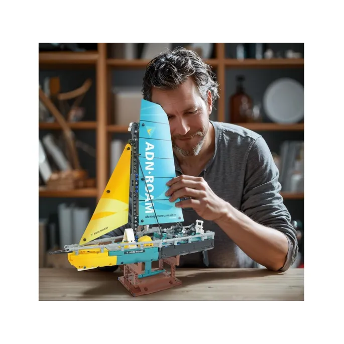 Prezentacja gotowego jachtu o wysokości 40 cm na tle białym