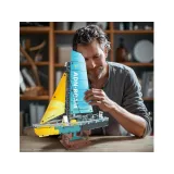 Prezentacja gotowego jachtu o wysokości 40 cm na tle białym