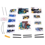 Odwzorowany model sportowej łodzi z realistycznymi linami i żaglami