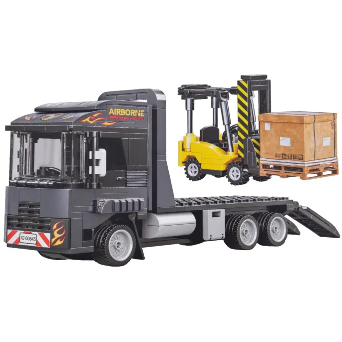 Realistyczny model tira z lawetą w skali 1:42 zbudowany z klocków