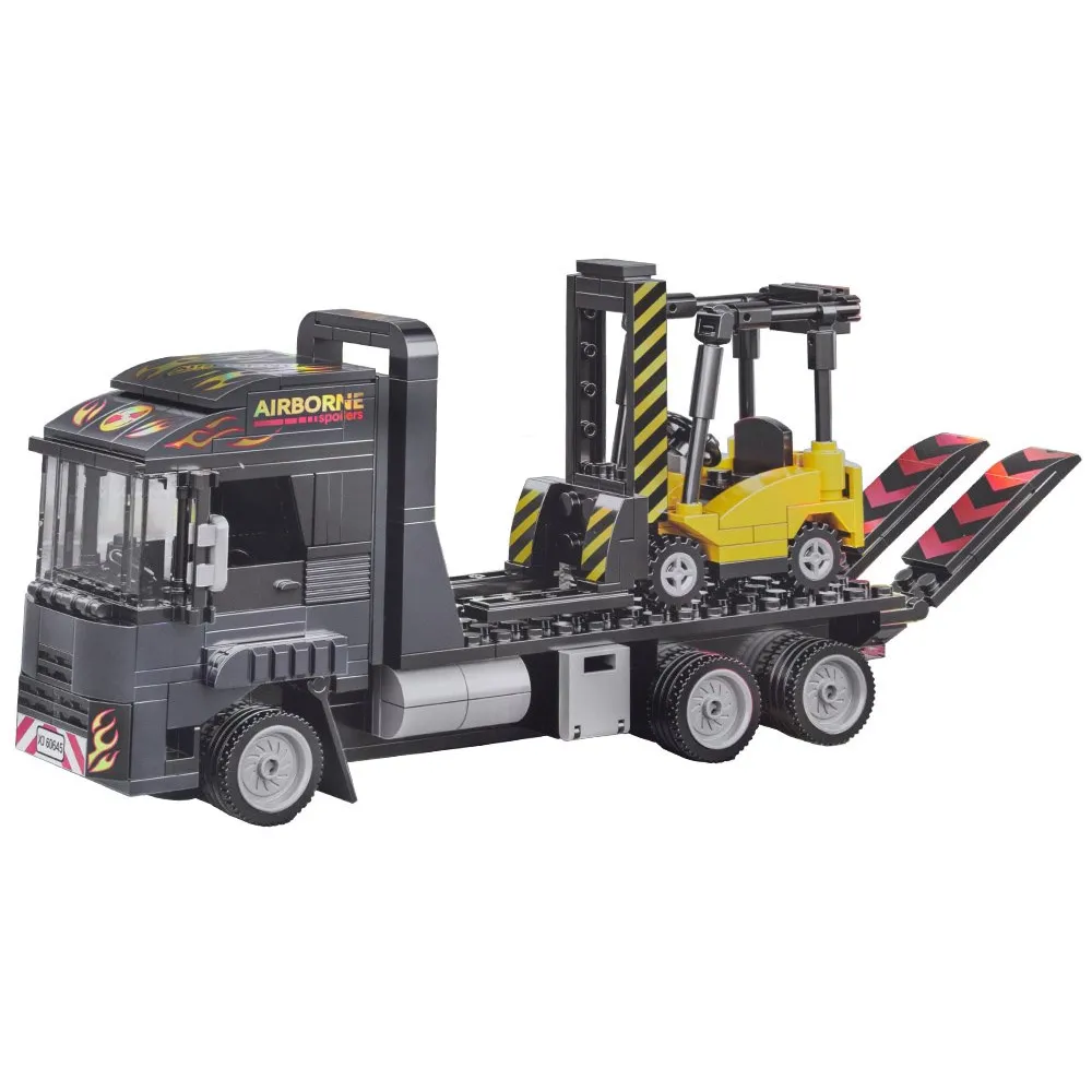 Zbliżenie na wózek widłowy skonstruowany z klocków technicznych