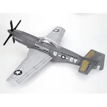 Elementy zestawu klocków przed złożeniem w model samolotu