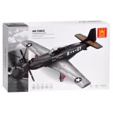 Samolot P-51 Fighter na półce jako ozdoba kolekcji modeli
