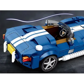 Detale wnętrza otwartej kabiny sportowego auta zbudowanego z klocków