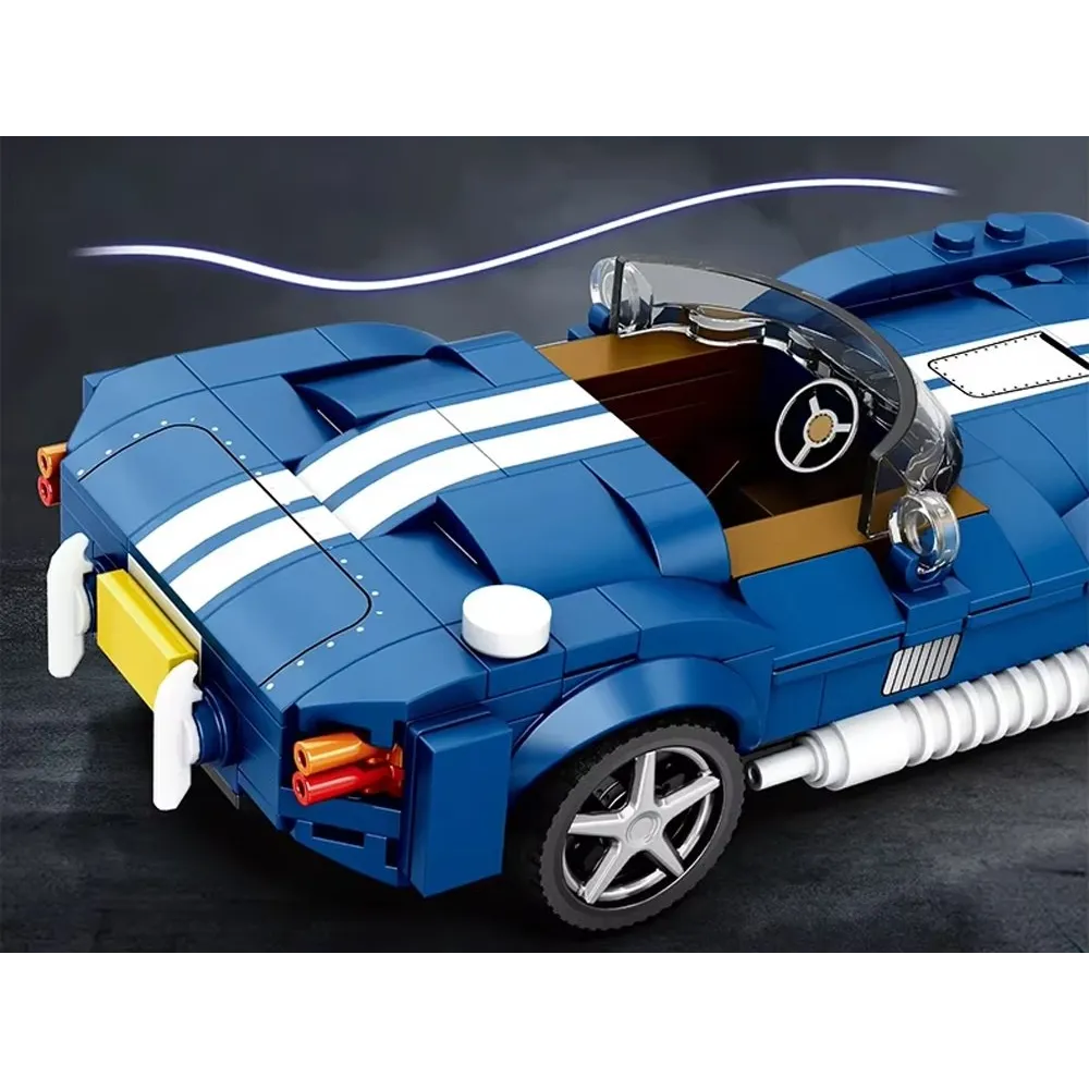 Detale wnętrza otwartej kabiny sportowego auta zbudowanego z klocków