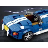 Detale wnętrza otwartej kabiny sportowego auta zbudowanego z klocków