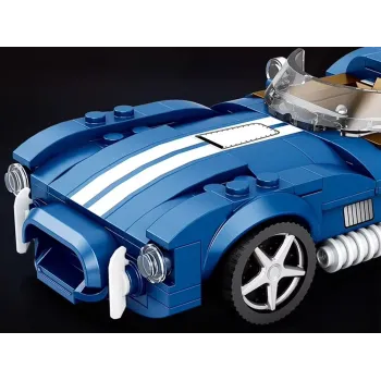 Efektowna replika niebieskiego roadstera z klocków jako ozdoba kolekcjonerska