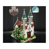 Drzwi wejściowe z dekoracyjnymi klamkami w modelu kościoła