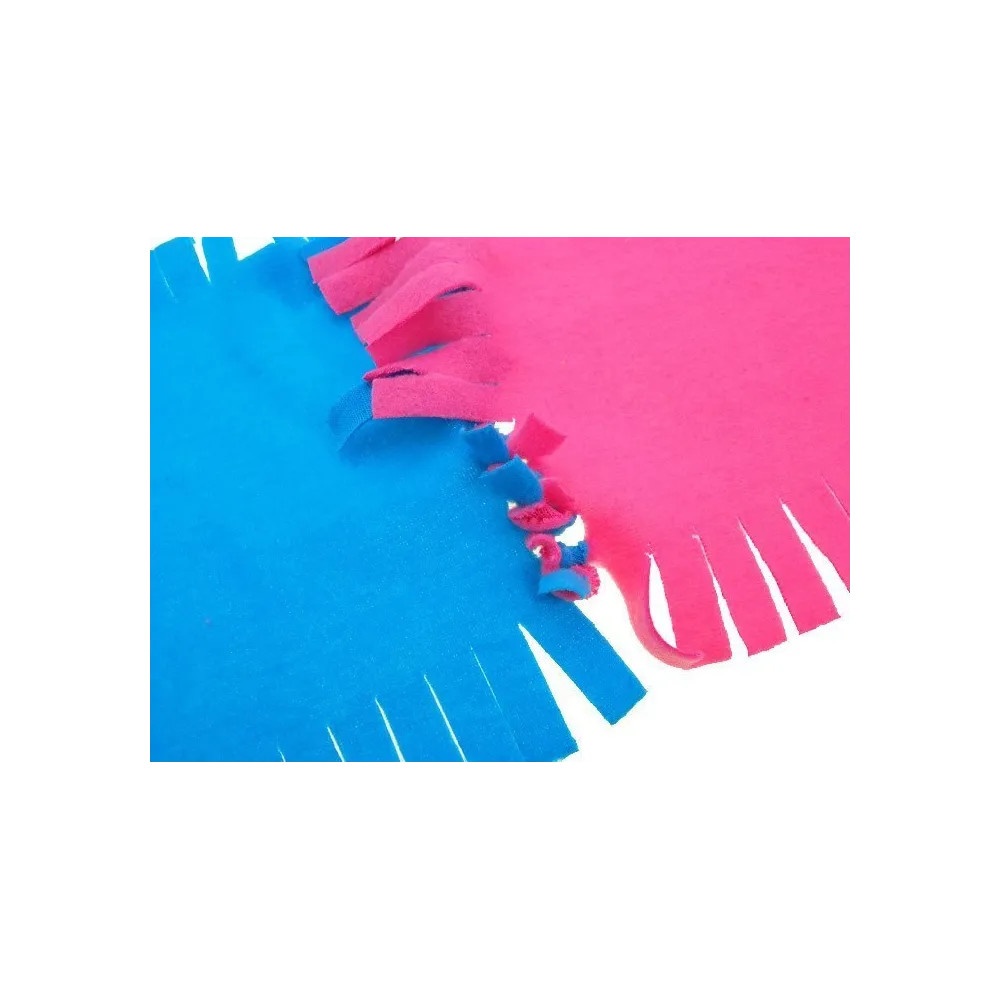 ręczne łączenie elementów tworzących kocyk do samodzielnego wykonania