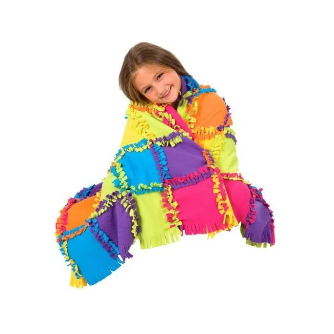 efektowny gotowy koc wykonany z kolorowych kawałków polaru