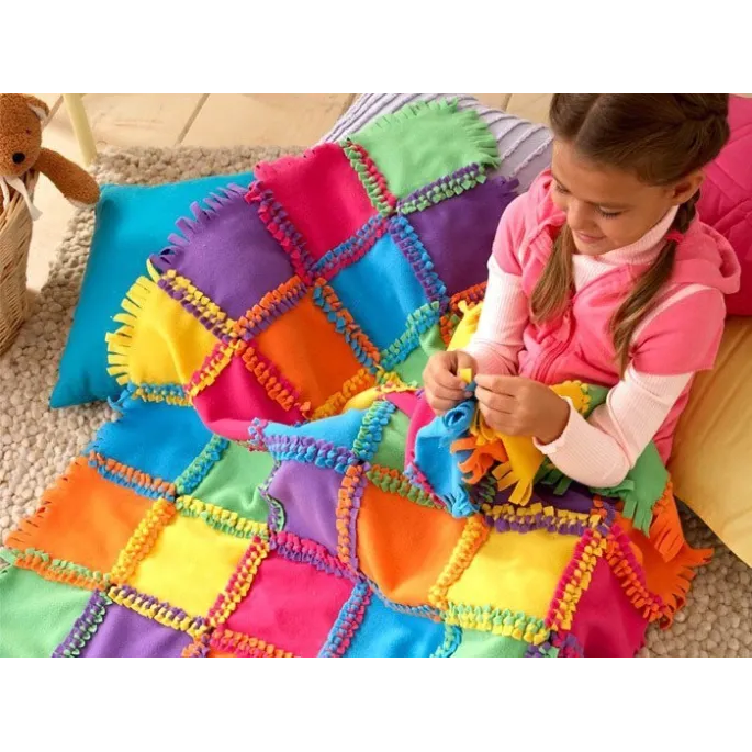 elementy zestawu kreatywnego rozłożone przed rozpoczęciem zabawy