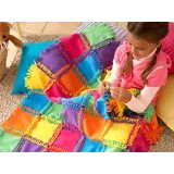 elementy zestawu kreatywnego rozłożone przed rozpoczęciem zabawy