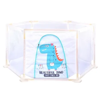 kojec dla dziecka z suchym basenem i piłkami na tle jasnej podłogi