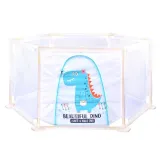 kojec dla dziecka z suchym basenem i piłkami na tle jasnej podłogi