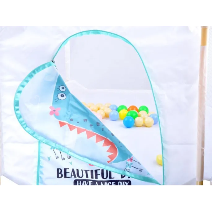 zbliżenie na kolorowe piłki o różnych średnicach w basenie