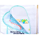 zbliżenie na kolorowe piłki o różnych średnicach w basenie