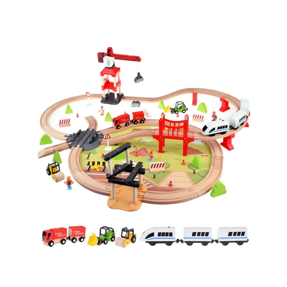 drewniana kolejka dziecięca z bazą transportową na białym tle