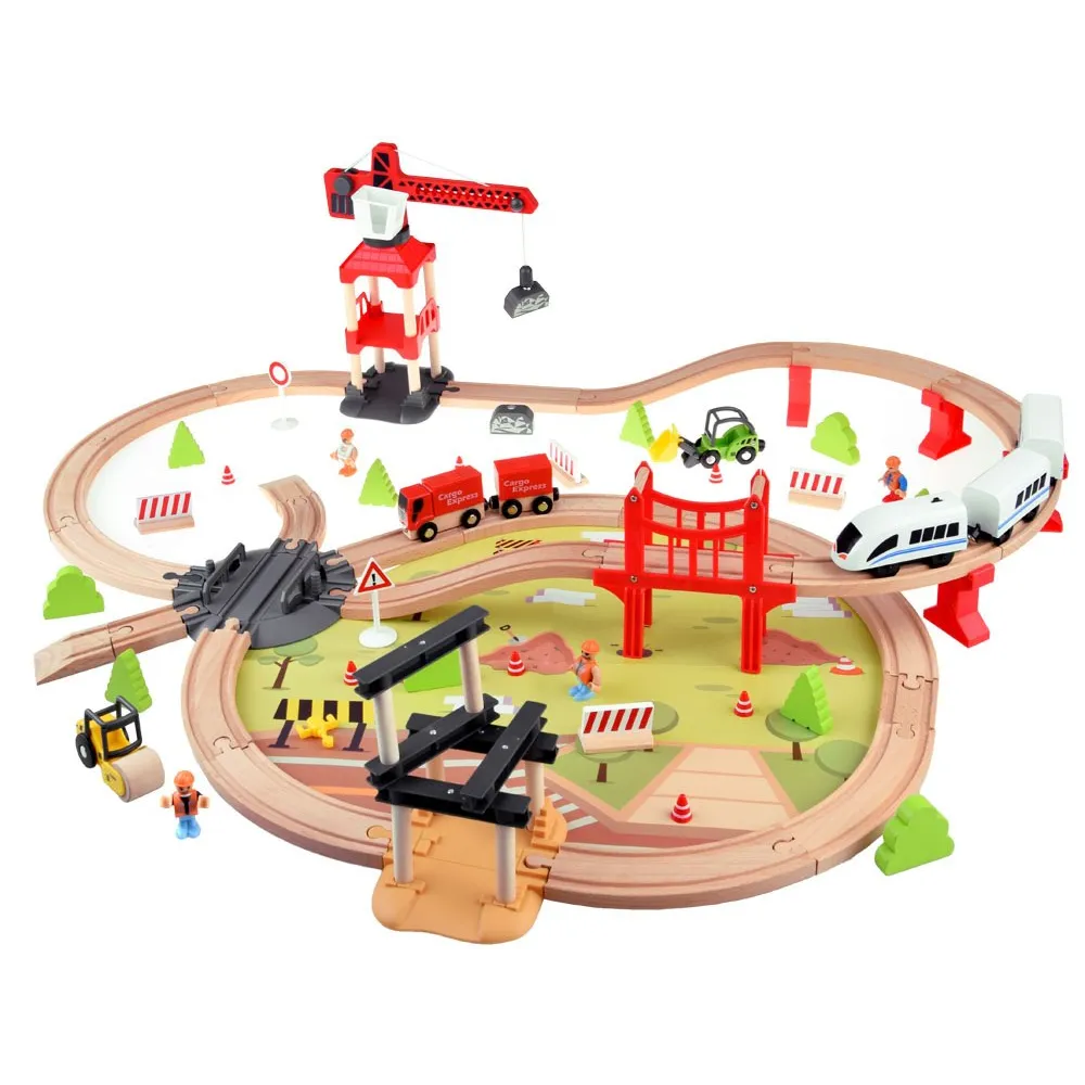 zbliżenie na kolorowy pociąg z wagonami na drewnianych torach