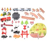 widok figurki ludzików w scenerii stacji kolejowej