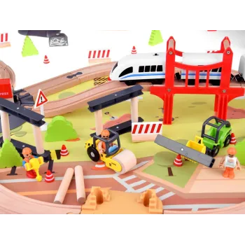 szczegóły kolorowych znaków i akcesoriów w kolejce drewnianej