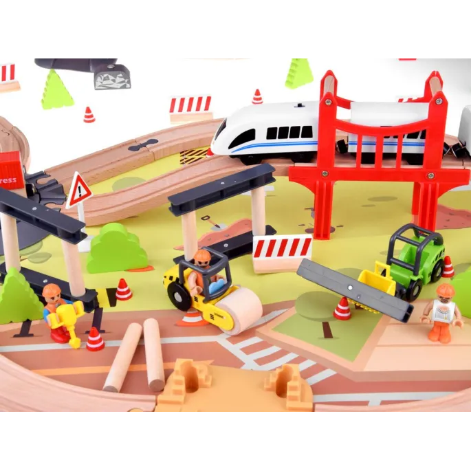 szczegóły kolorowych znaków i akcesoriów w kolejce drewnianej