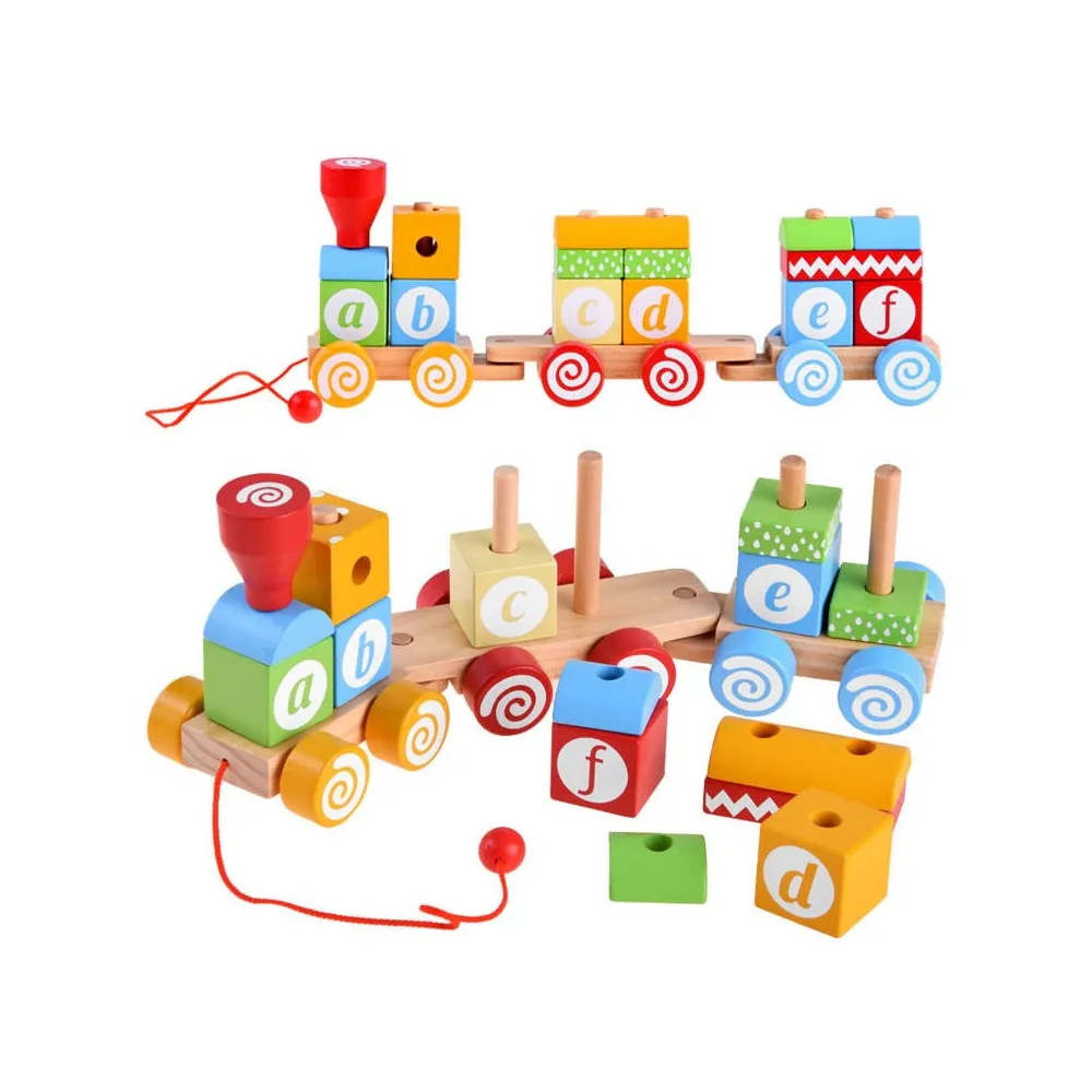 kolejka drewniana z literkami ustawiona na białym tle