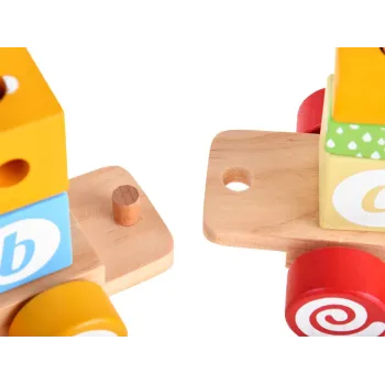 drewniany pociąg z literkami ustawiony w pełnym zestawie