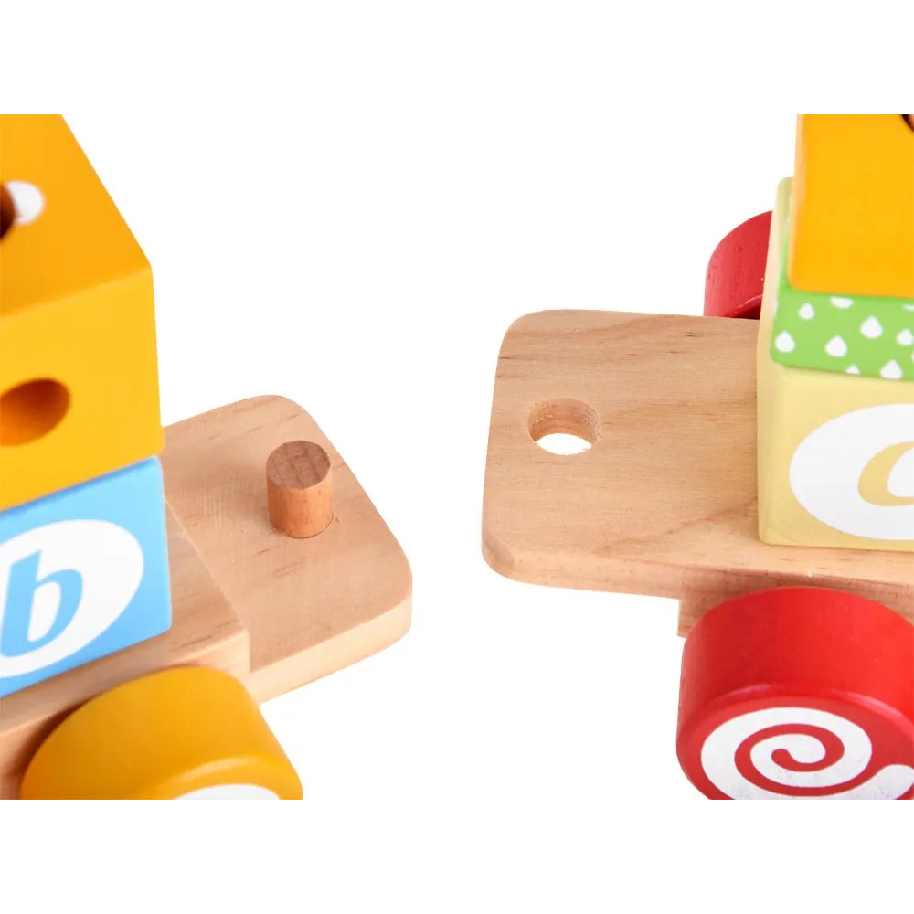 drewniany pociąg z literkami ustawiony w pełnym zestawie