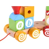 ręka dziecka układająca klocki na wagonik kolejki