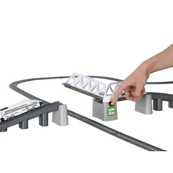 widok mostu zwodzonego podczas zabawy kolejką