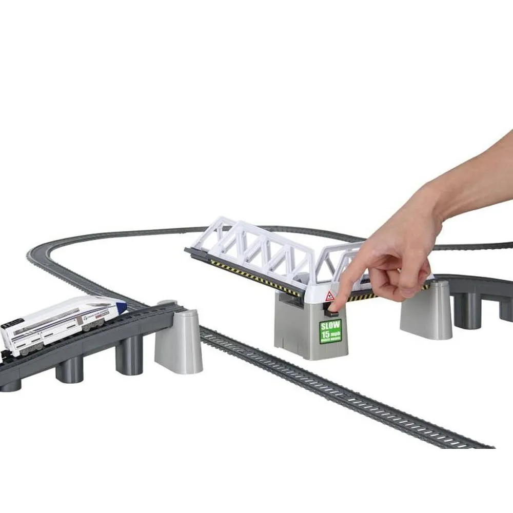 widok mostu zwodzonego podczas zabawy kolejką