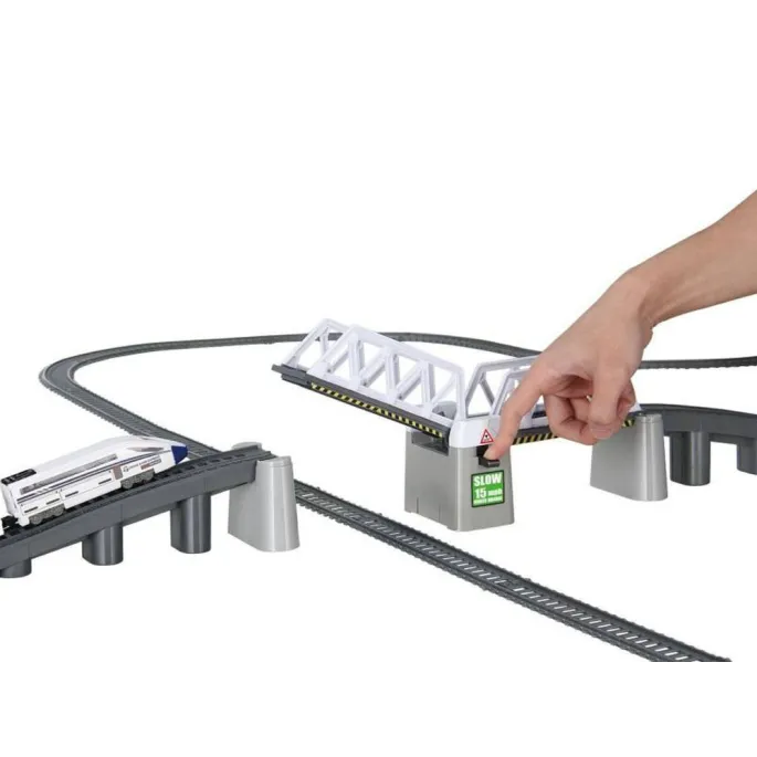 widok mostu zwodzonego podczas zabawy kolejką