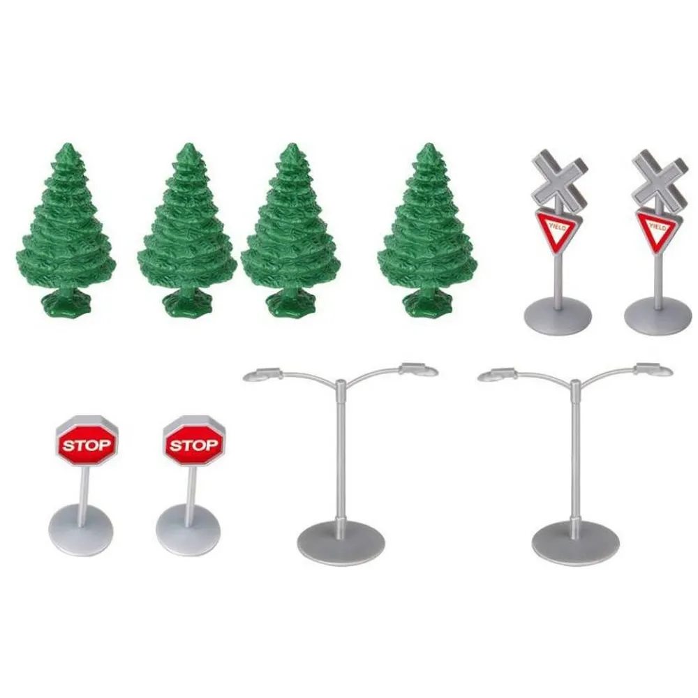 ułożony tor w kształcie ósemki z pociągiem i infrastrukturą