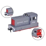 lokomotywa z doczepionymi cysternami na expoycyjnej makiecie