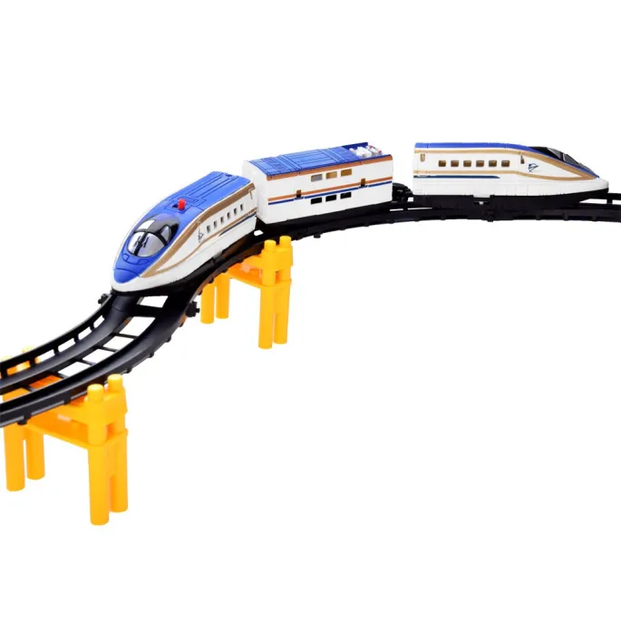 Pociąg elektryczny jadący po zbudowanej trasie z wzniesieniami