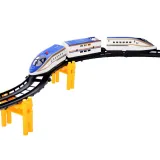 Pociąg elektryczny jadący po zbudowanej trasie z wzniesieniami